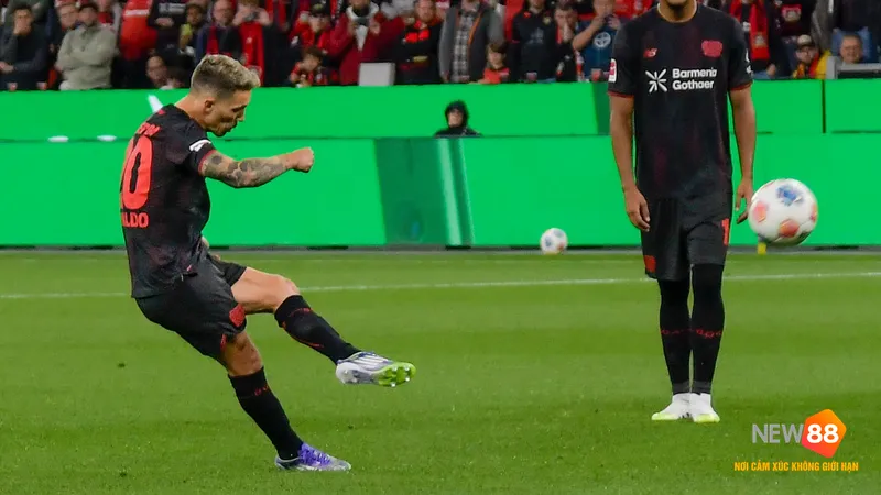 Cầu thủ của Bayer Leverkusen vượt qua phòng ngự của PSV trong trận đấu Cầu thủ của Bayer Leverkusen vượt qua phòng ngự của PSV trong trận đấu